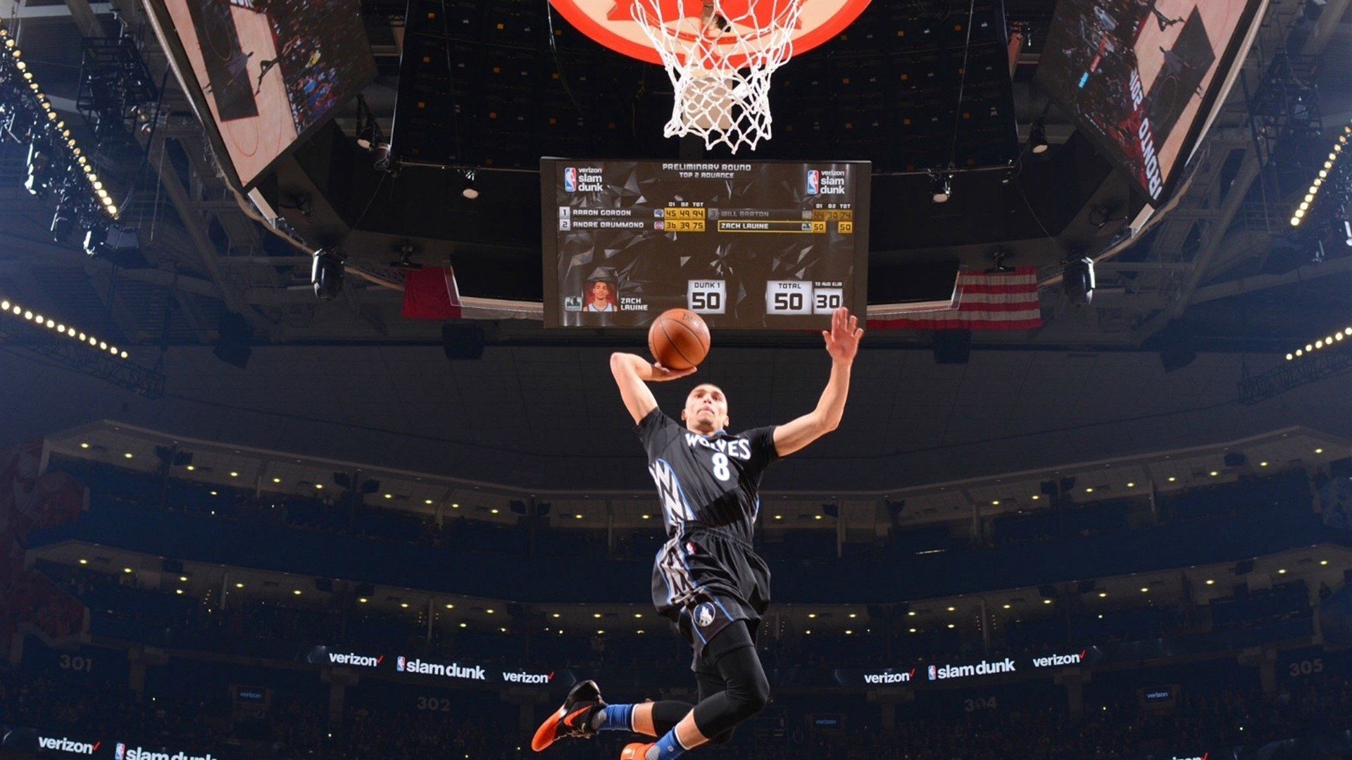 NBA常规赛，一个人的平行宇宙篮球狂欢|